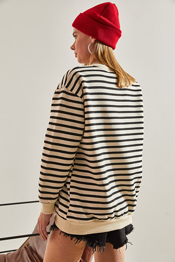 Beżowo-czarna bluza w paski to idealna baza do stworzenia wielu stylizacji. Miękka bawełna i delikatny oversize'owy krój zapewnią Ci wygodę przez cały dzień. Nadruk w kształcie serca doda Twojemu outfitowi oryginalności.