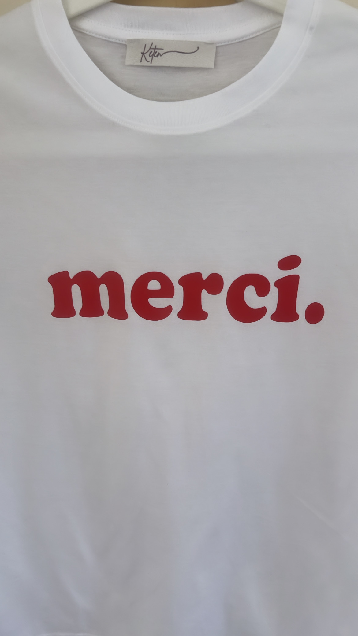  biały T-shirt z czerwonym napisem 