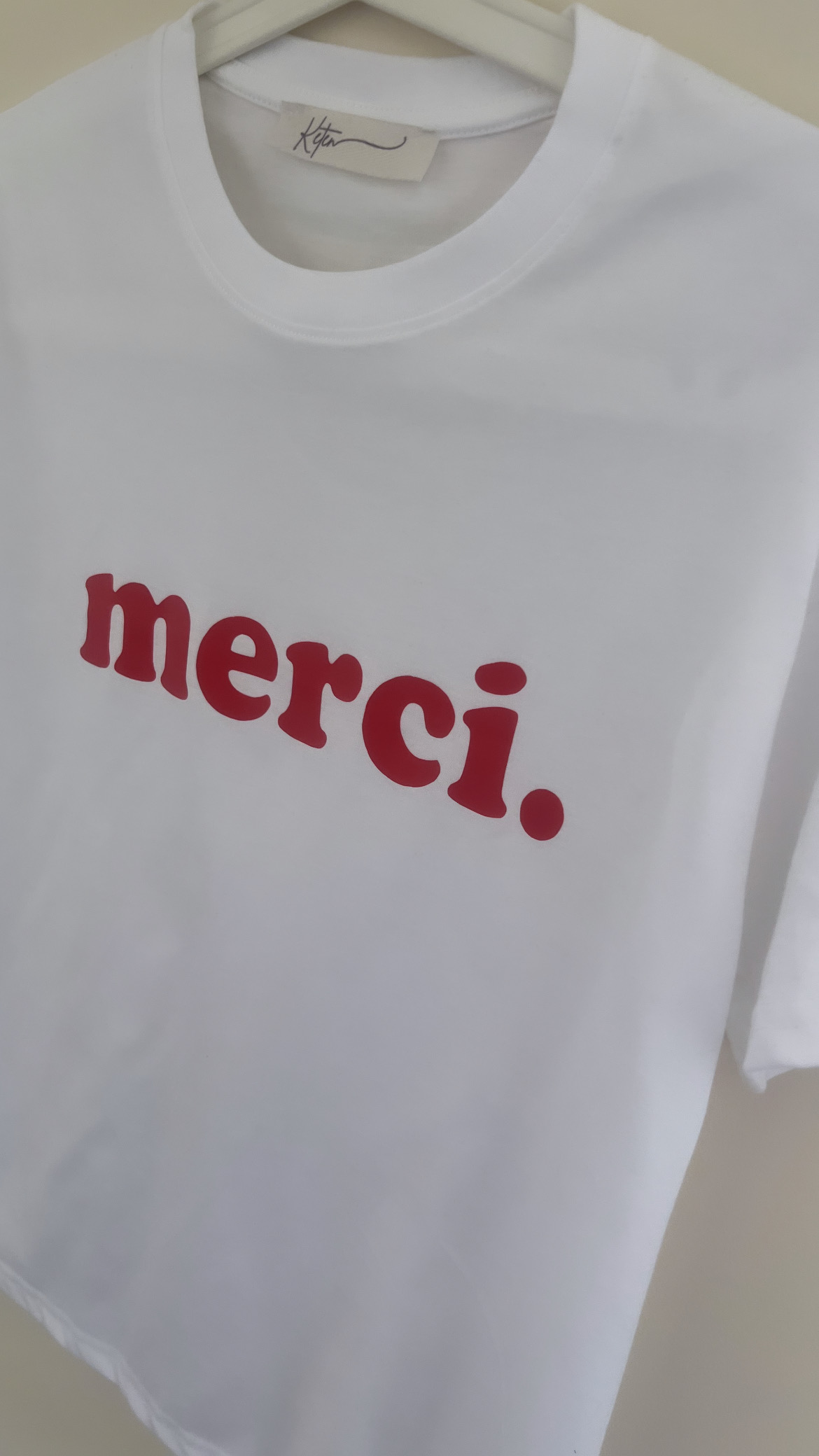  biały T-shirt z czerwonym napisem 