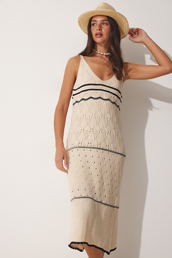 Poznaj magię boho.  Nasza bawełniana sukienka boho to połączenie wygody i stylu. Delikatne, beżowo-czarne odcienie i letni wygląd nadają jej wyjątkowego charakteru. Cienkie ramiączka i dopasowany krój podkreślają kobiece kształty. Idealna na co dzień i na wakacje.