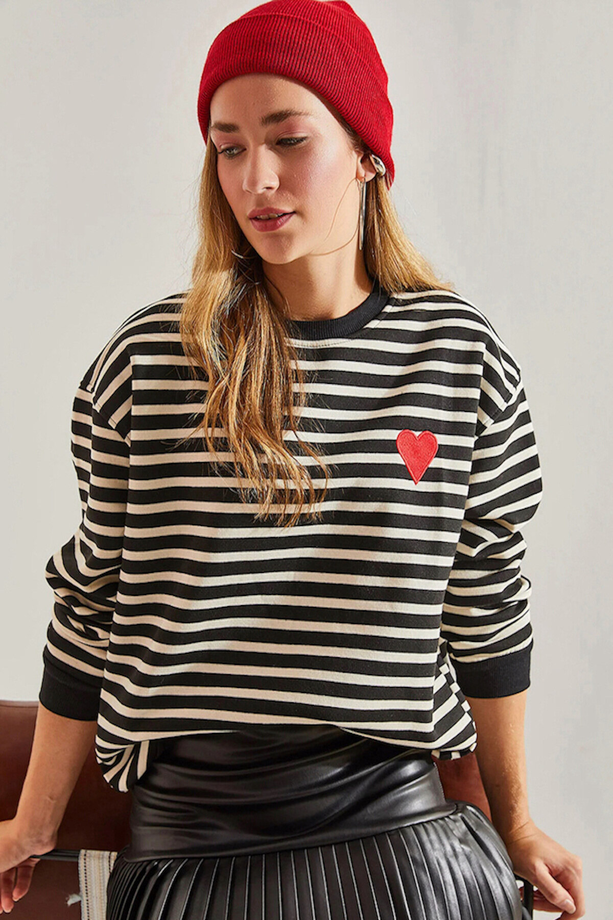 Bluza w czarno-beżowe paski to must-have w każdej szafie. Miękka bawełna z delikatnym meszkiem, oversize'owy krój. Haft w kształcie serca