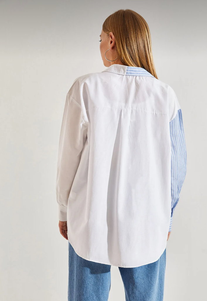 Koszula Damska Porto Biało-Niebieska w paski z wyhaftowanym sercem to idealna propozycja dla kobiet, które cenią klasykę, elegancję i komfort. 