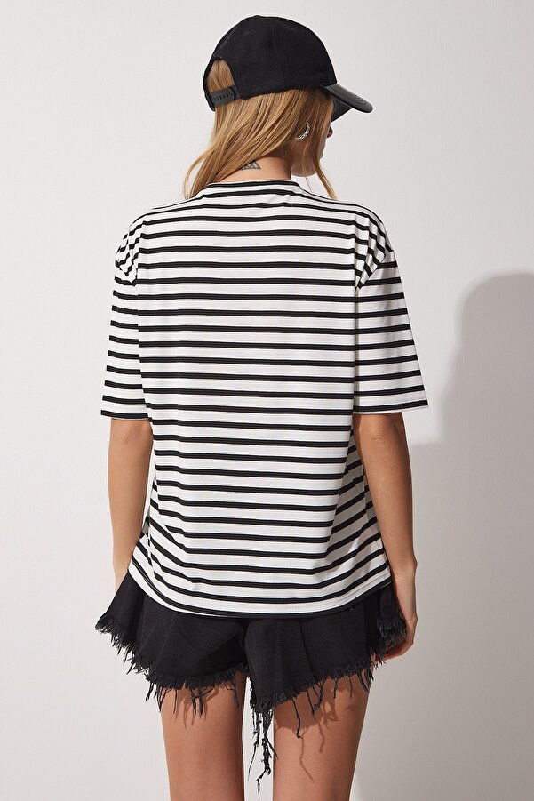 Paski i serce – połączenie, które nigdy nie wychodzi z mody. Nasza bawełniana koszulka oversize w biało-czarne paski to must-have w każdej szafie. Haftowane, różowe serce dodaje jej romantycznego akcentu. Idealna na co dzień i na specjalne okazje. 