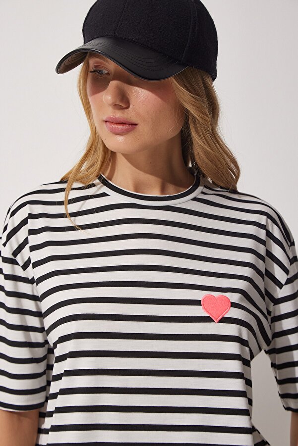 Paski i serce – połączenie, które nigdy nie wychodzi z mody. Nasza bawełniana koszulka oversize w biało-czarne paski to must-have w każdej szafie. Haftowane, różowe serce dodaje jej romantycznego akcentu. Idealna na co dzień i na specjalne okazje. 
