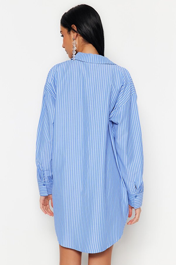 Koszula Nela – komfort i styl w jednym!  Szukasz wszechstronnej koszuli, która sprawdzi się w każdej sytuacji? Nela jest właśnie dla Ciebie! Długi krój, miękkie materiały i modne paski to przepis na idealną koszulę na każdą okazję. Załóż ją do pracy, na spotkanie z przyjaciółmi lub na wakacyjny wypad.