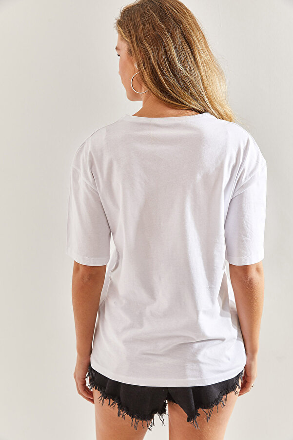 Klasyczny biały kolor w połączeniu z czarnym napisem 