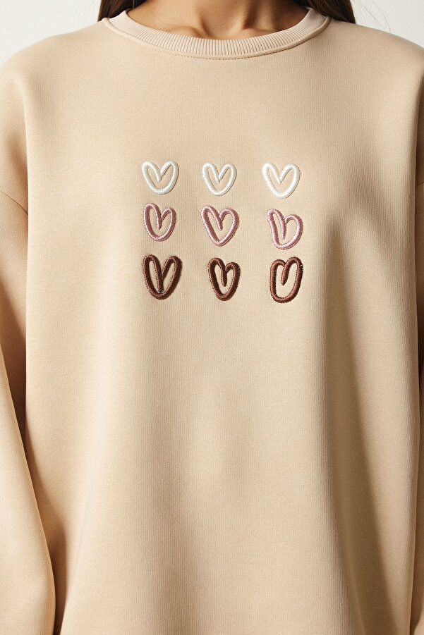 Miękka, bawełniana bluza w kolorze nude w haftowane serca.