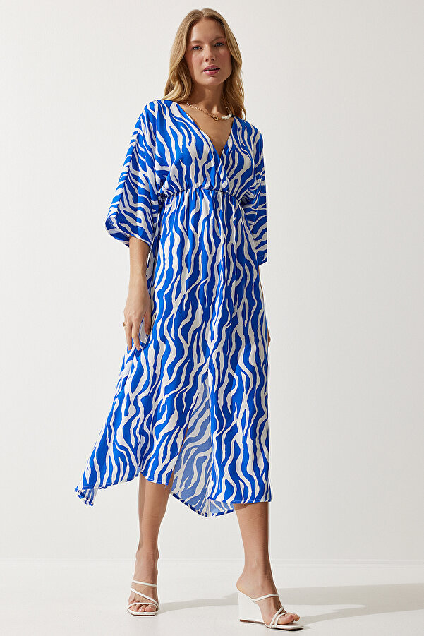 Sukienka jest wykonana z wiskozy, z fasonem maxi, do kostek. Uniwersalny dekolt. Piękny wzór w niebiesko-białe paski.