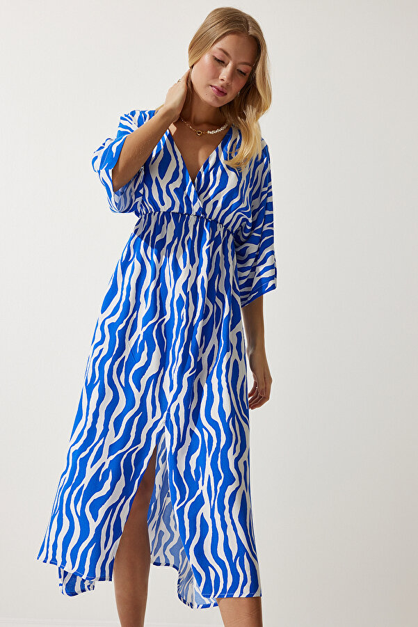 Sukienka jest wykonana z wiskozy, z fasonem maxi, do kostek. Uniwersalny dekolt. Piękny wzór w niebiesko-białe paski.