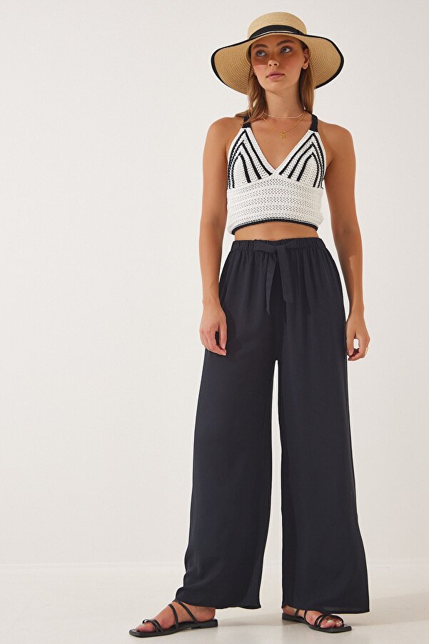 Postaw na Spodnie Damskie Passion! Te piękne i uniwersalne spodnie to idealny wybór na każdą okazję.Szeroki krój spodni podkreśla talię i dodaje sylwetce lekkości.