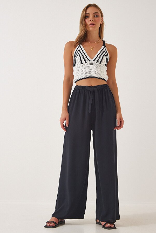 Postaw na Spodnie Damskie Passion! Te piękne i uniwersalne spodnie to idealny wybór na każdą okazję.Szeroki krój spodni podkreśla talię i dodaje sylwetce lekkości.