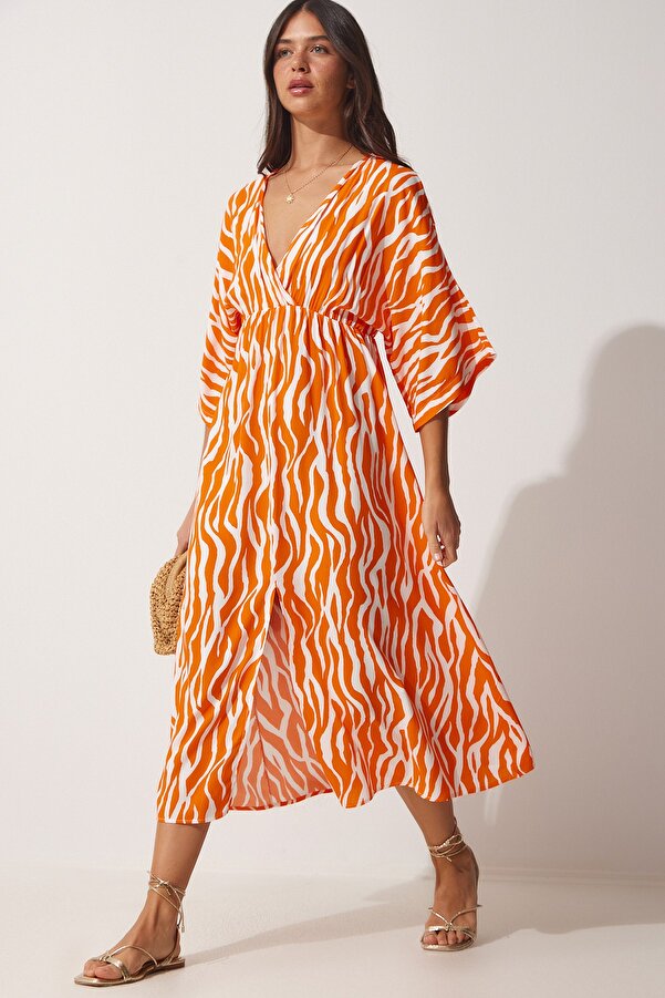 Sukienka jest wykonana z wiskozy, z fasonem maxi, do kostek. Uniwersalny dekolt. Piękny wzór w pomarańczpwp-białe paski.