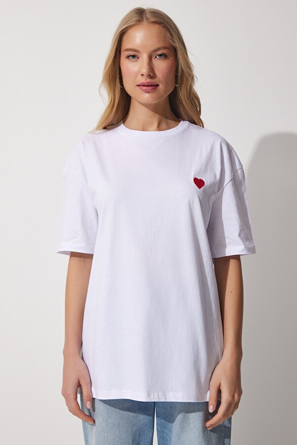 Damska, biała koszulka oversize z haftowanym sercem. wykonana z miękkiej i przewiewnej bawełny