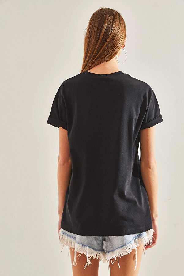 Czarny, bawełniany T-shirt z haftowanymi sercami