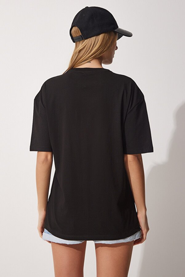 Luźna, bawełniana koszulka oversize z haftowanym, czerwonym sercem to must-have w każdej szafie. Haftowane, czerwone serce dodaje jej romantycznego charakteru. Idealna do stworzenia wielu stylizacji. 