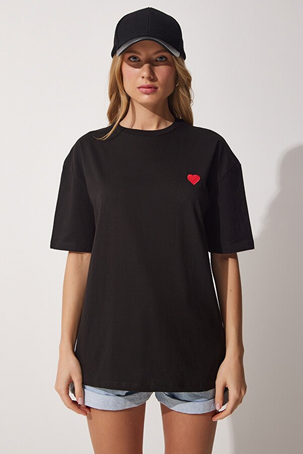 Luźna, bawełniana koszulka oversize z haftowanym, czerwonym sercem to must-have w każdej szafie. Haftowane, czerwone serce dodaje jej romantycznego charakteru. Idealna do stworzenia wielu stylizacji. 