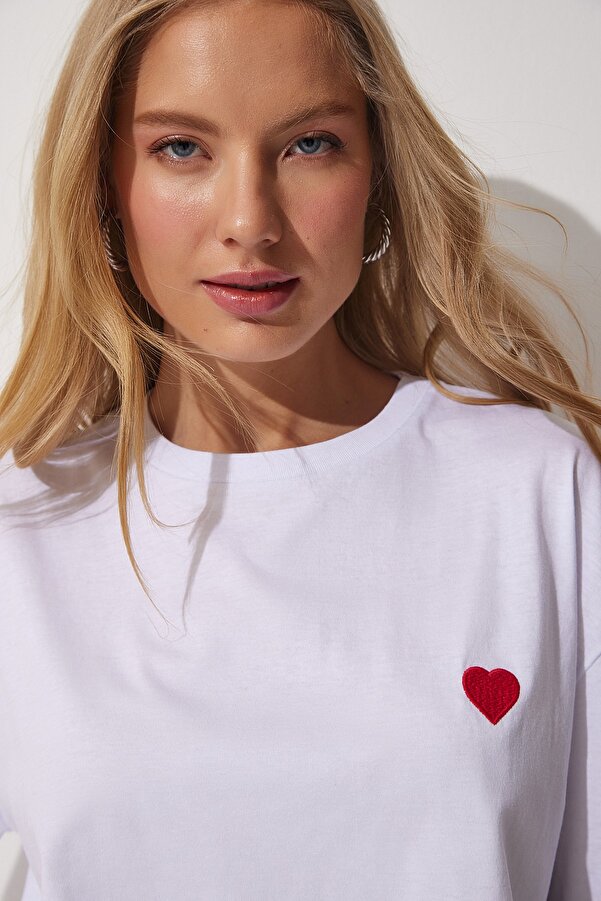 Damska, biała koszulka oversize z haftowanym sercem. wykonana z miękkiej i przewiewnej bawełny 