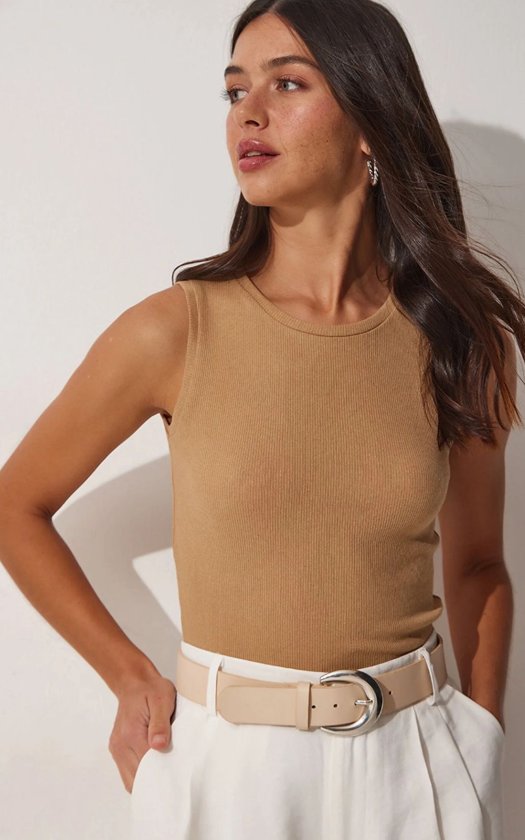 Wykonana z miękkiej bawełny z dodatkiem elastanu, doskonale dopasowuje się do ciała. Jasny brąz i prosty krój. Wykonana z 95% bawełny i 5% elastan jest miękka i przyjemna w dotyku. Dopasowany krój slim fit.