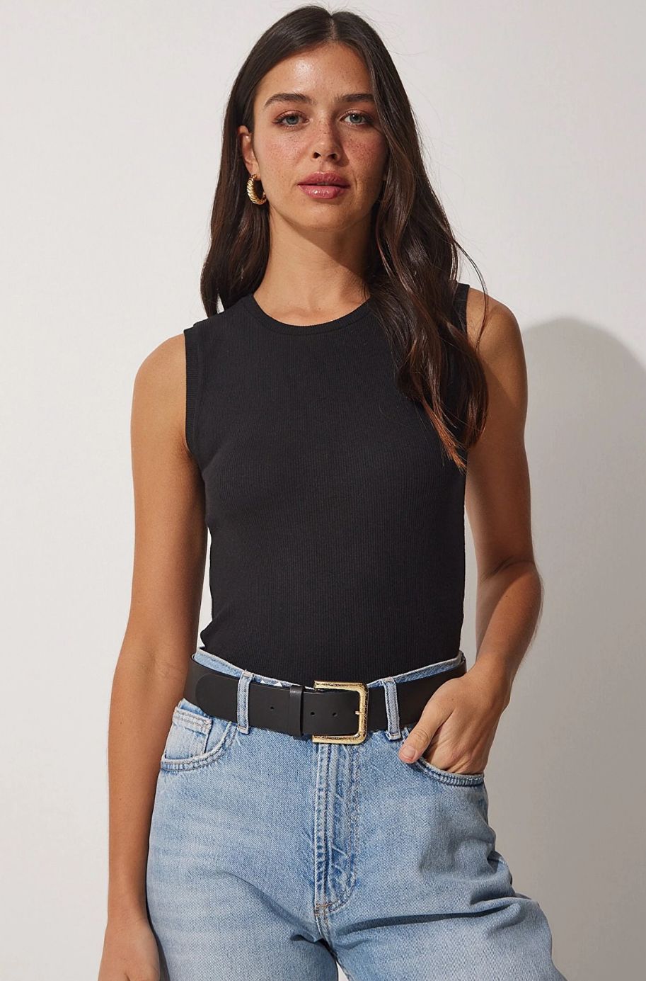 Klasyczna koszulka bez rękawów w czarnym. Wykonana z miękkiej bawełny z dodatkiem elastanu. Czarny kolor i prosty krój 