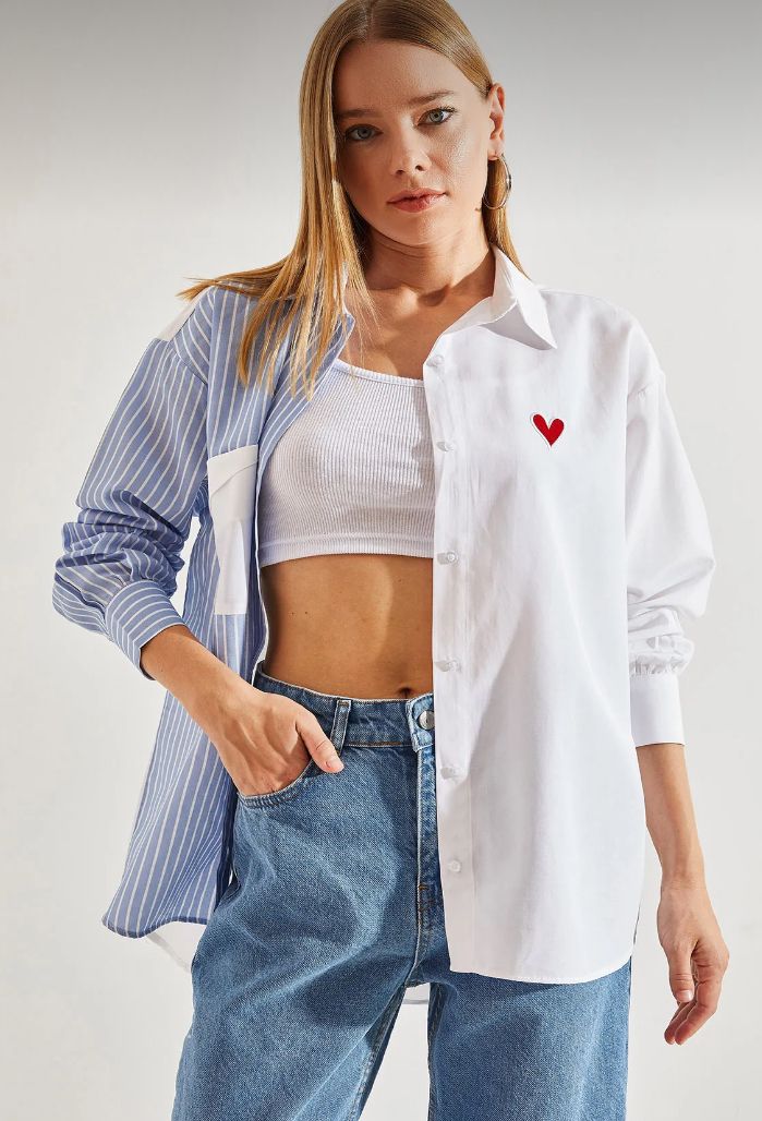 Koszula Damska Porto Biało-Niebieska w paski z wyhaftowanym sercem to idealna propozycja dla kobiet, które cenią klasykę, elegancję i komfort. 