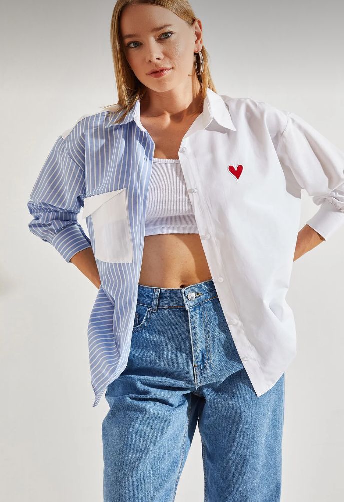 Koszula Damska Porto Biało-Niebieska w paski z wyhaftowanym sercem to idealna propozycja dla kobiet, które cenią klasykę, elegancję i komfort. 